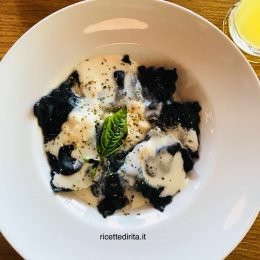 Ravioli con nero di seppia