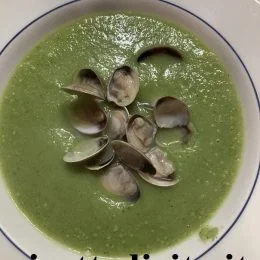 Vellutata di zucchine con vongole