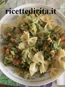Farfalle con Asparagi Zucchine e Salmone