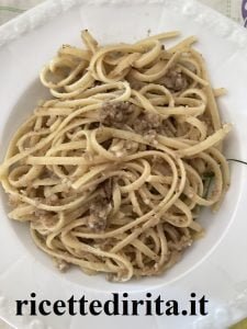 Linguine con acciughe e pangrattato