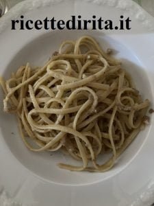Linguine con acciughe e pangrattato